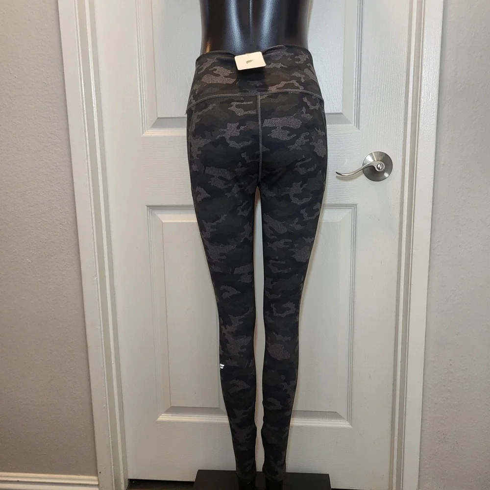 Fabletics On The Go High Waisted Legging Charcoal Camo Size M MSRP 84.95 - Picture 3 of 9